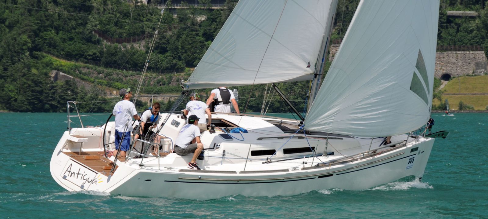 Crew an Bord einer Yacht auf dem türkisfarbenen Vierwaldstättersee