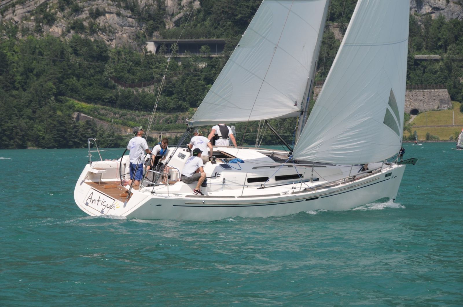 Crew an Bord einer Yacht auf dem türkisfarbenen Vierwaldstättersee